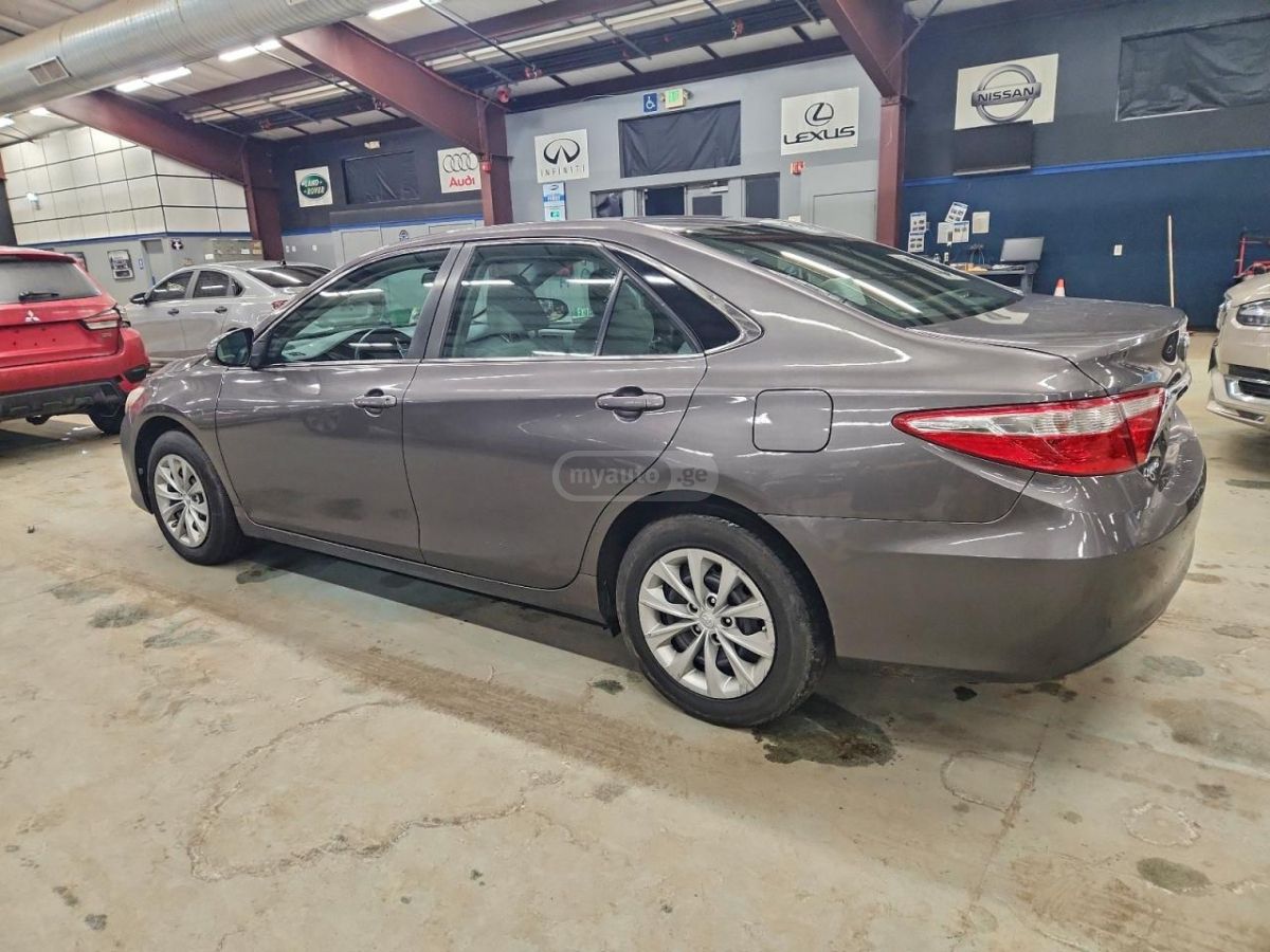 Toyota Camry 2017 — photo 2