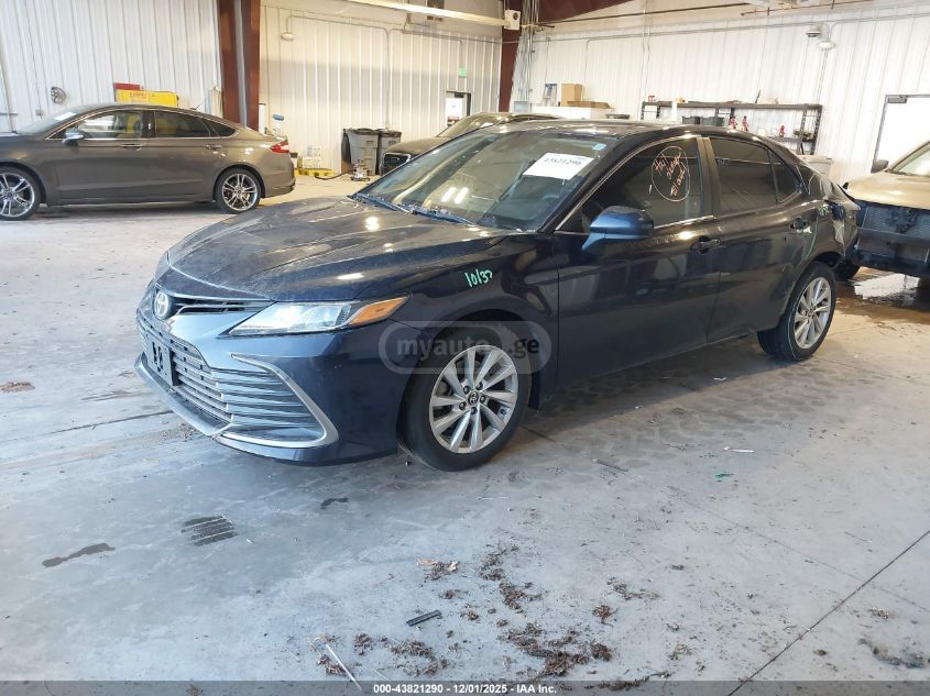 Toyota Camry 2021 — photo 2