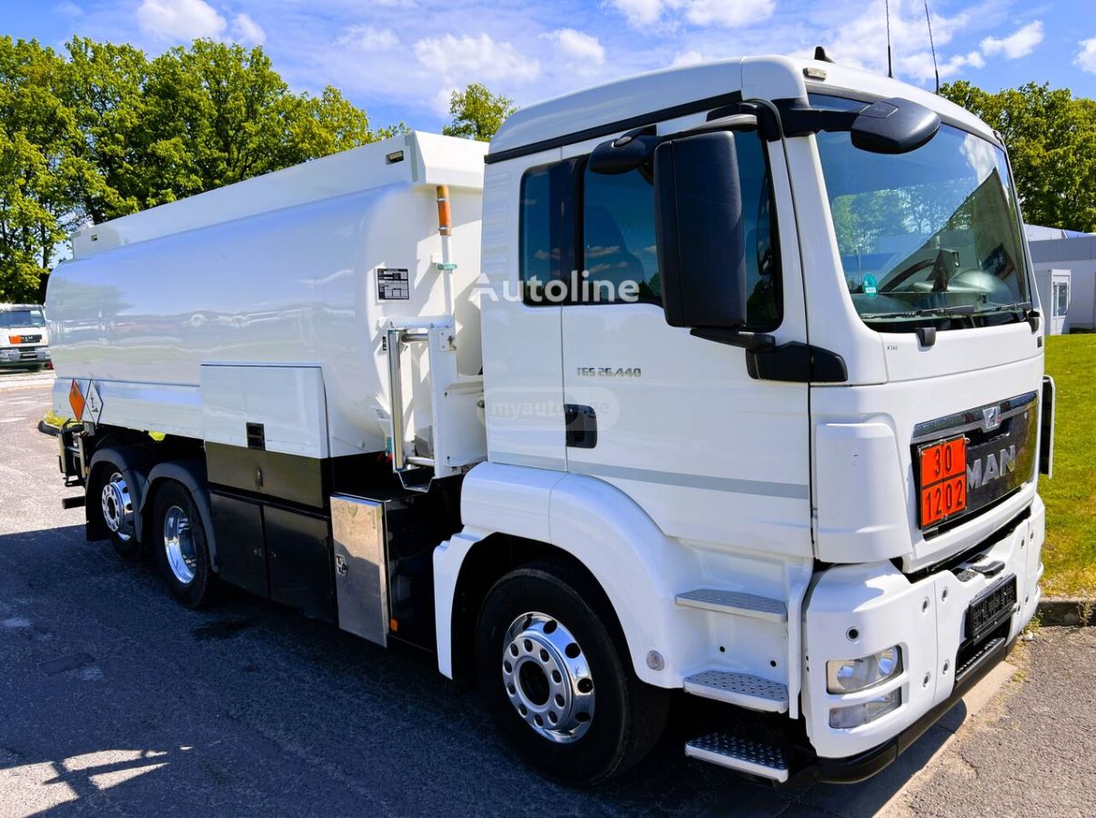 Isuzu TGS 2013 — photo 2