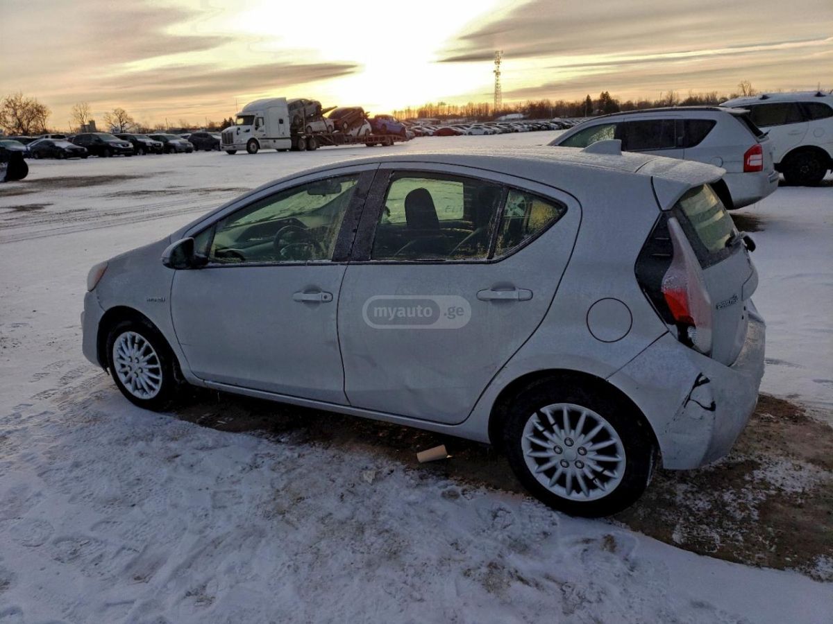 Toyota Prius 2016 — photo 2
