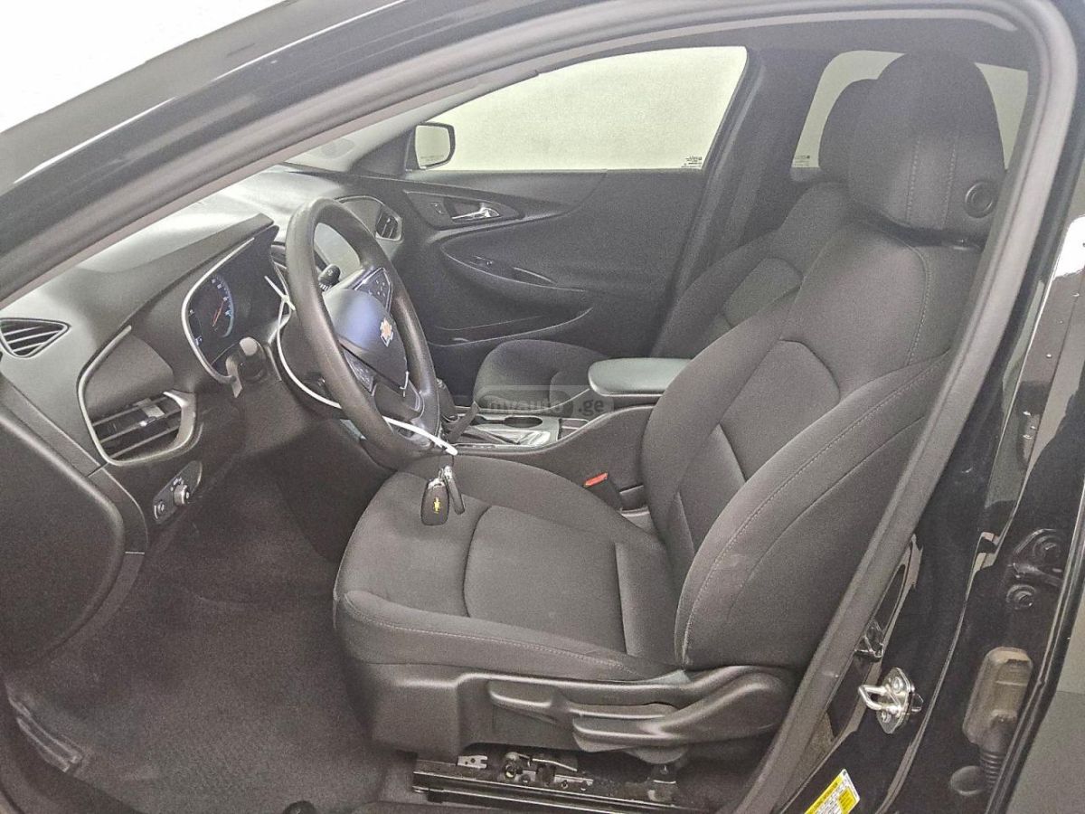 Chevrolet Malibu 2020 — photo 2