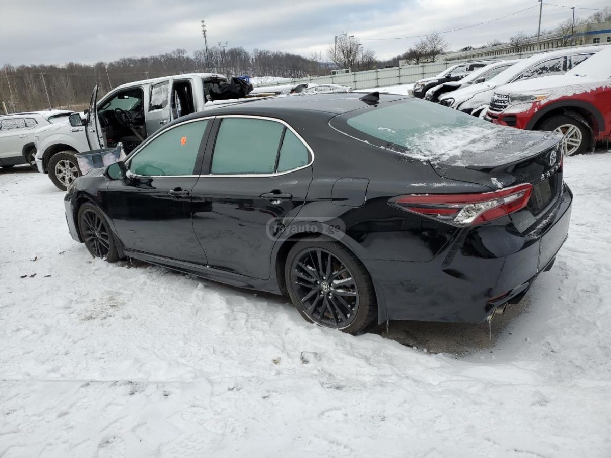 Toyota Camry 2023 — photo 2