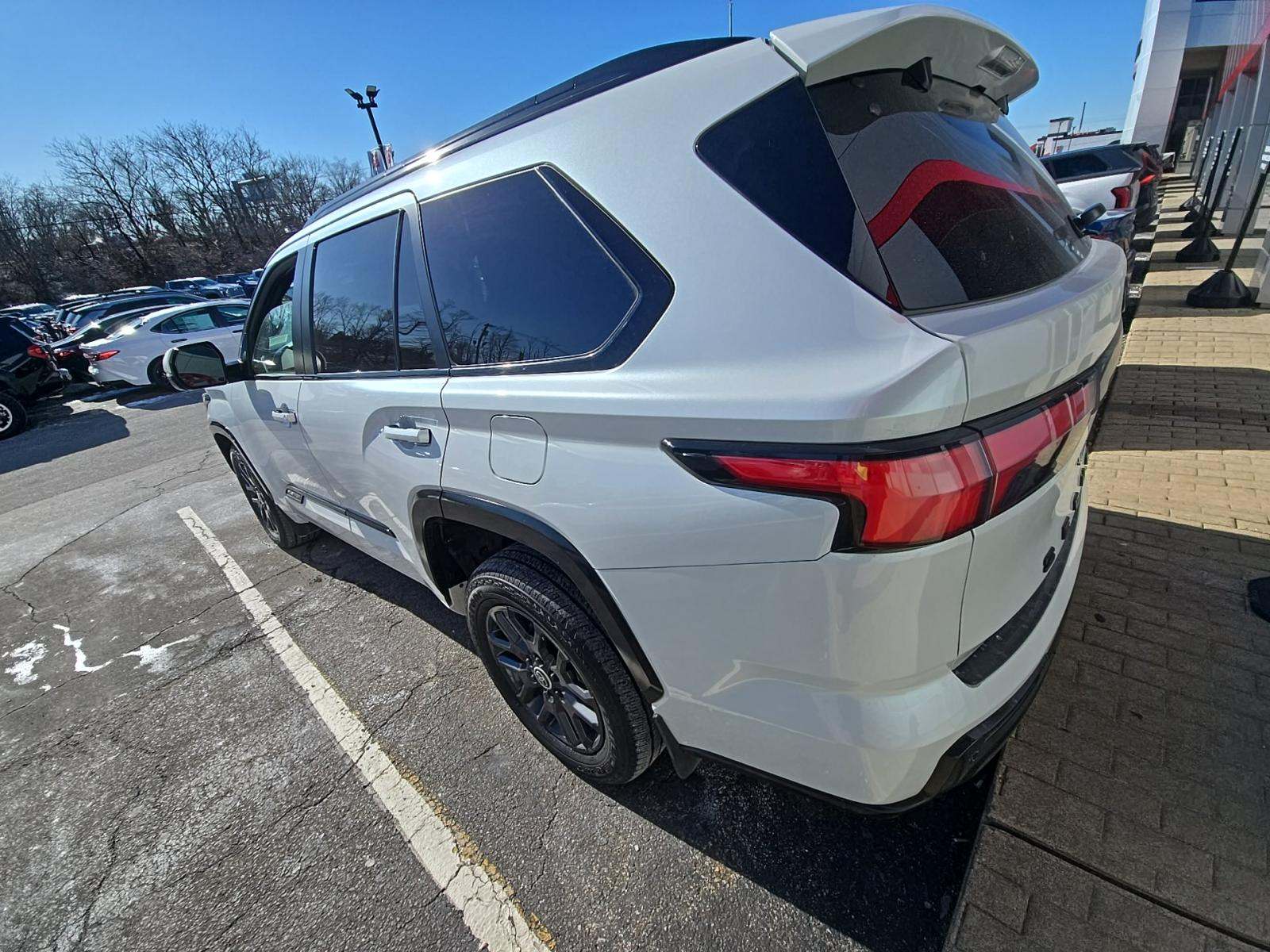 Toyota Sequoia 2024 — photo 2