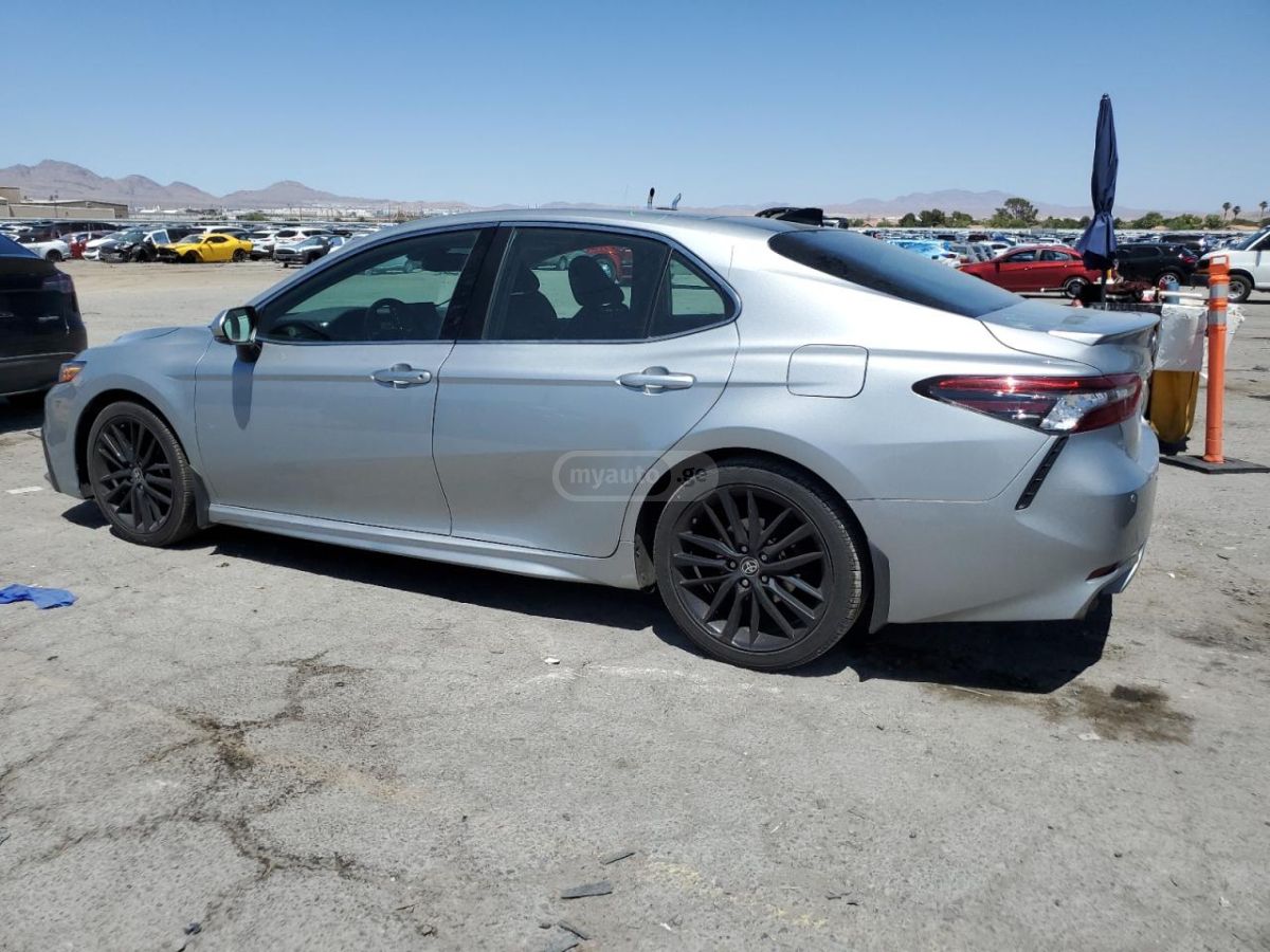 Toyota Camry 2022 — photo 2
