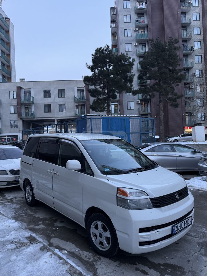 Toyota Voxy 2002 — photo 2