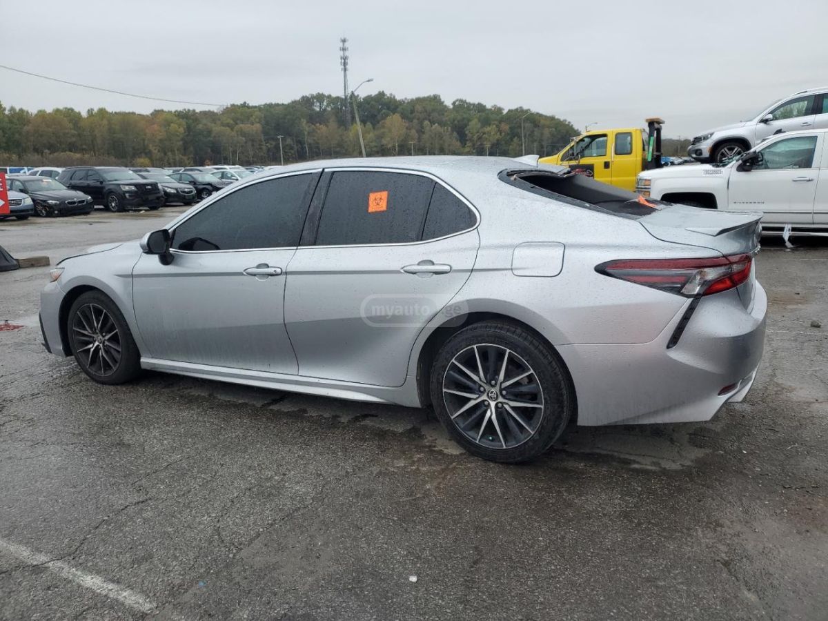 Toyota Camry 2021 — photo 2