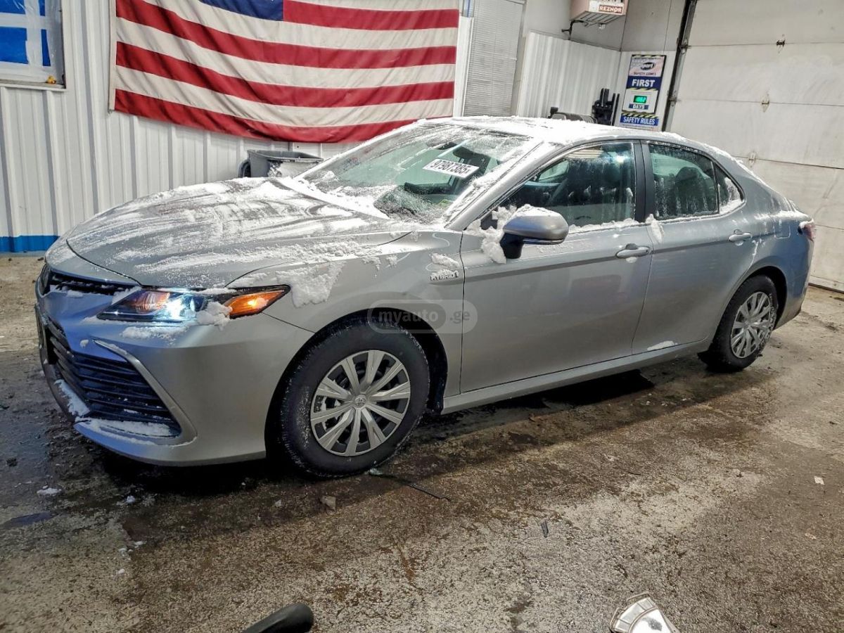 Toyota Camry 2021 — photo 2