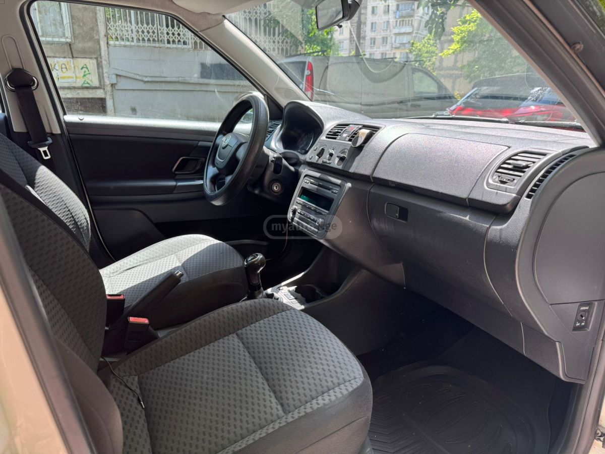 Skoda Fabia 2012 — photo 2