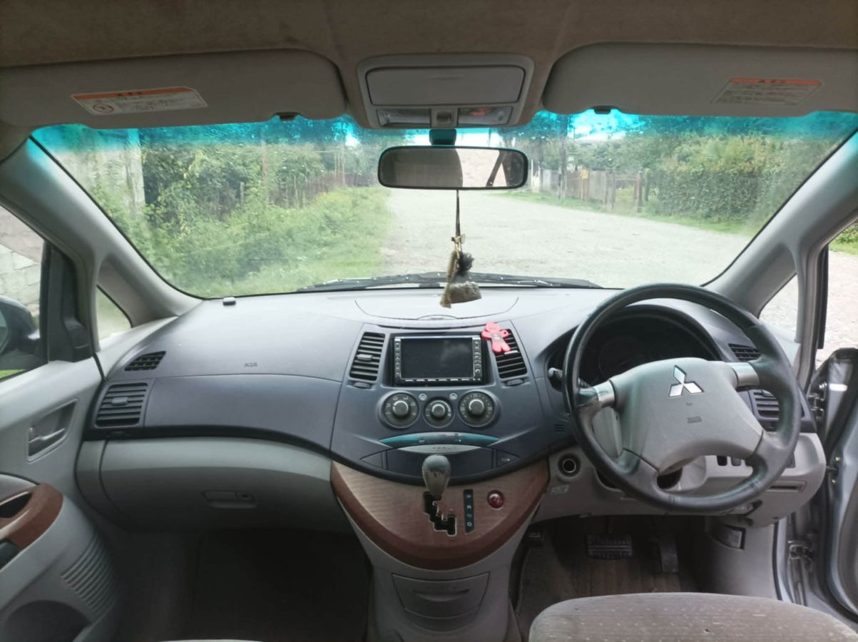Mitsubishi Grandis 2003 — photo 2