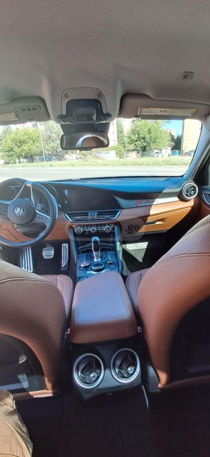Alfa Romeo Giulia 2017 — photo 2