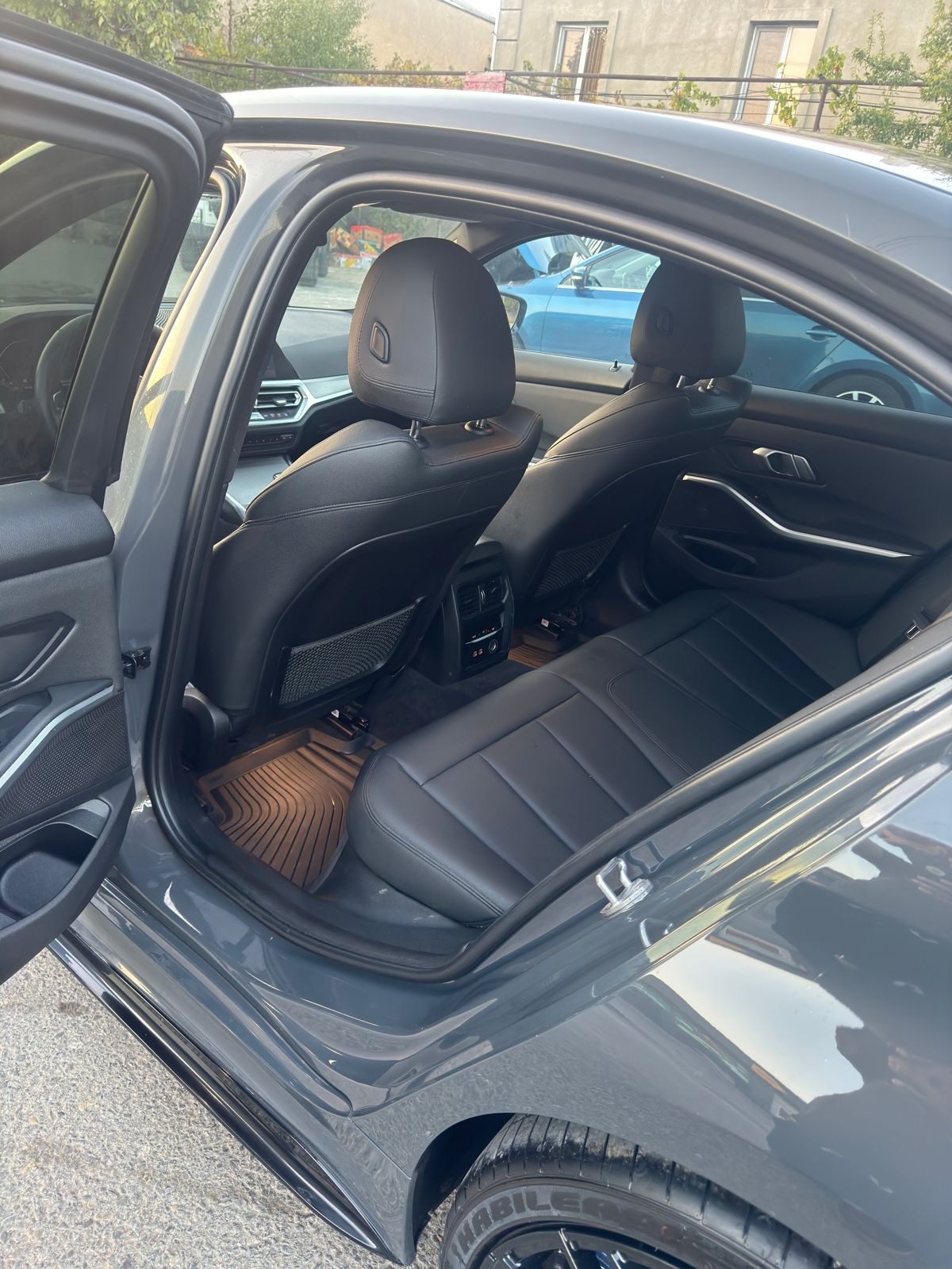 BMW 330 2019 — photo 2
