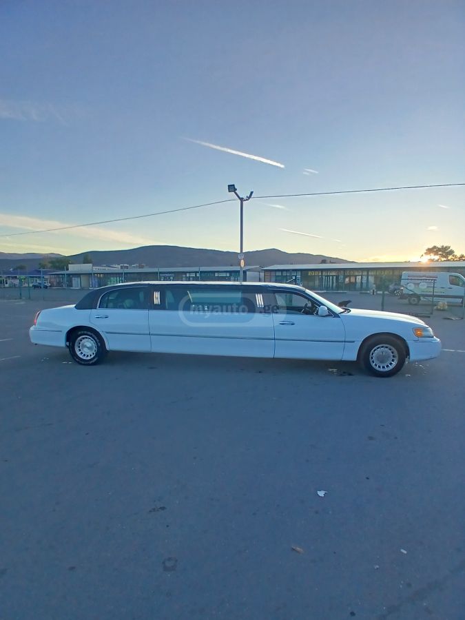 Lincoln Town Car 1998 — photo 2