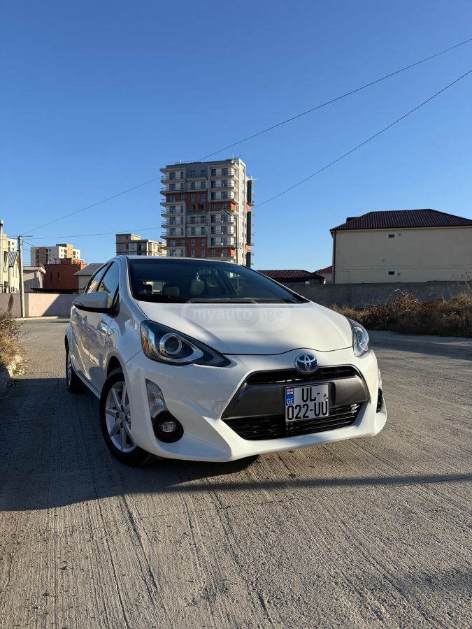 Toyota Prius C 2013 — photo 2