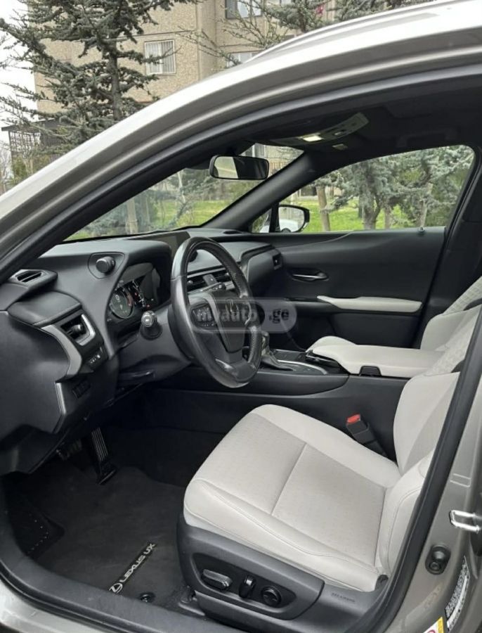 Lexus UX 200 2019 — photo 2