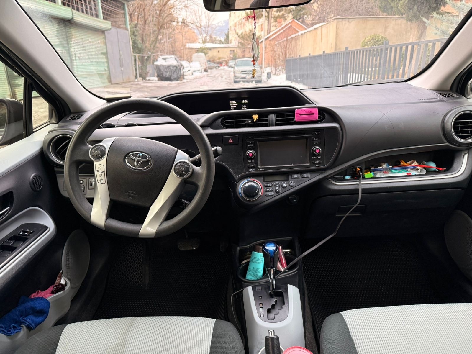 Toyota Prius C 2014 — photo 2