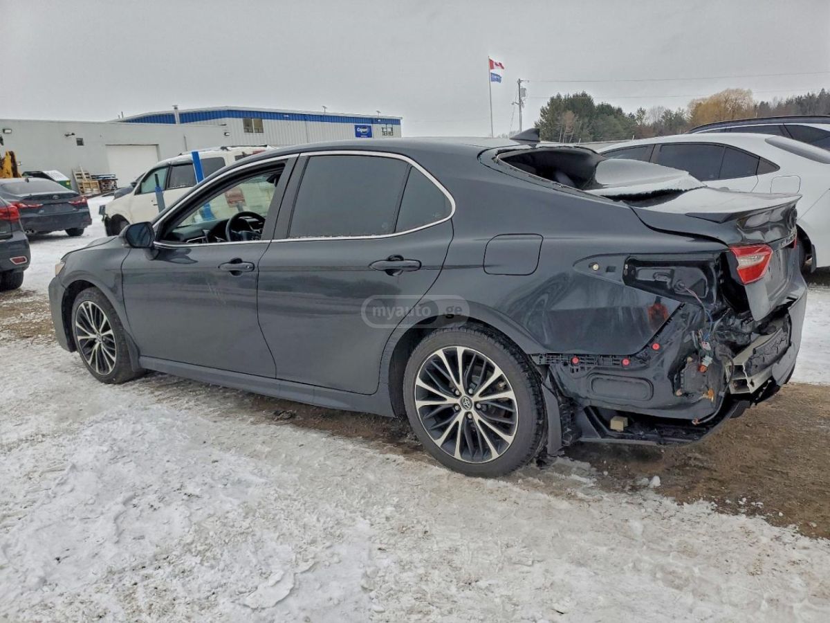 Toyota Camry 2018 — photo 2