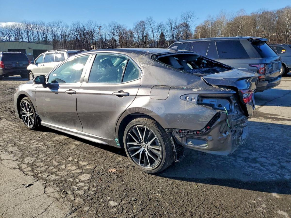 Toyota Camry 2021 — photo 2