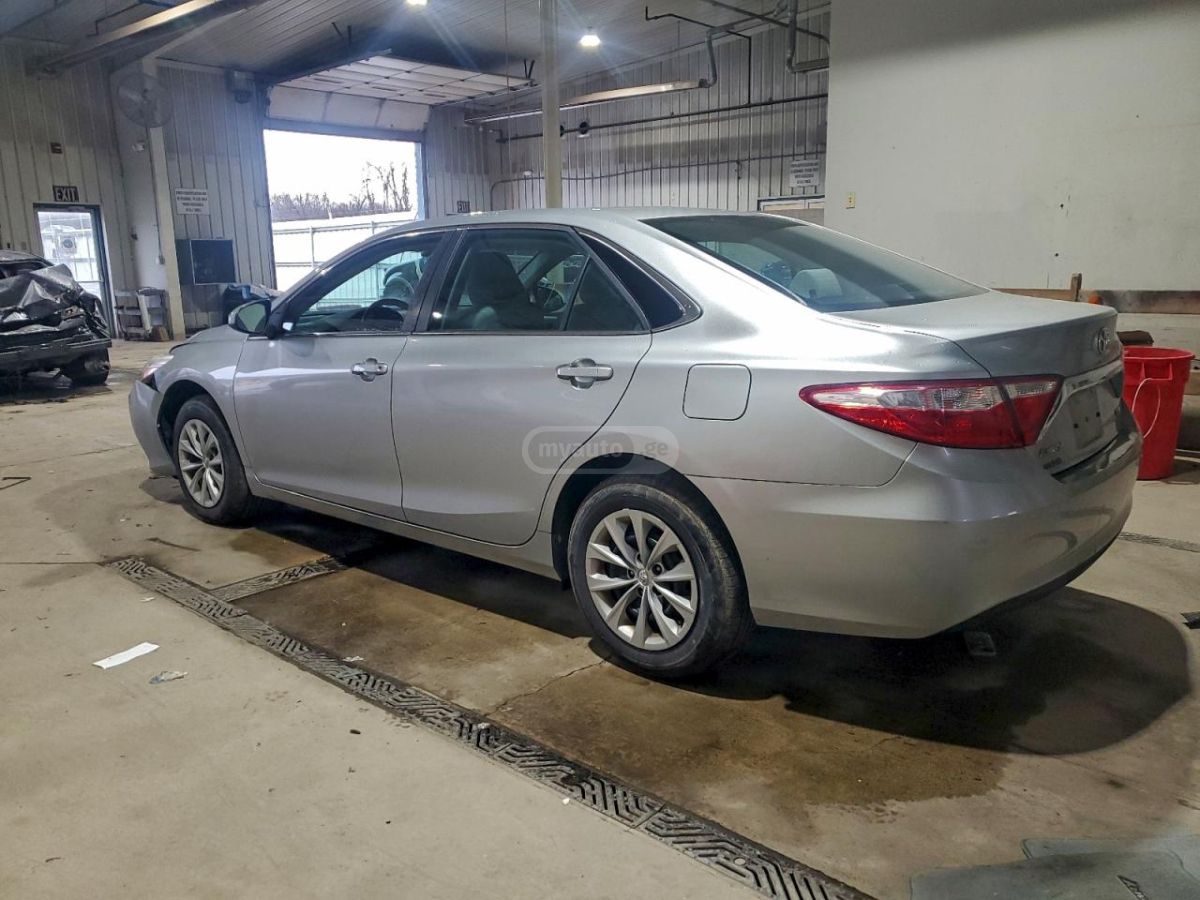 Toyota Camry 2017 — photo 2