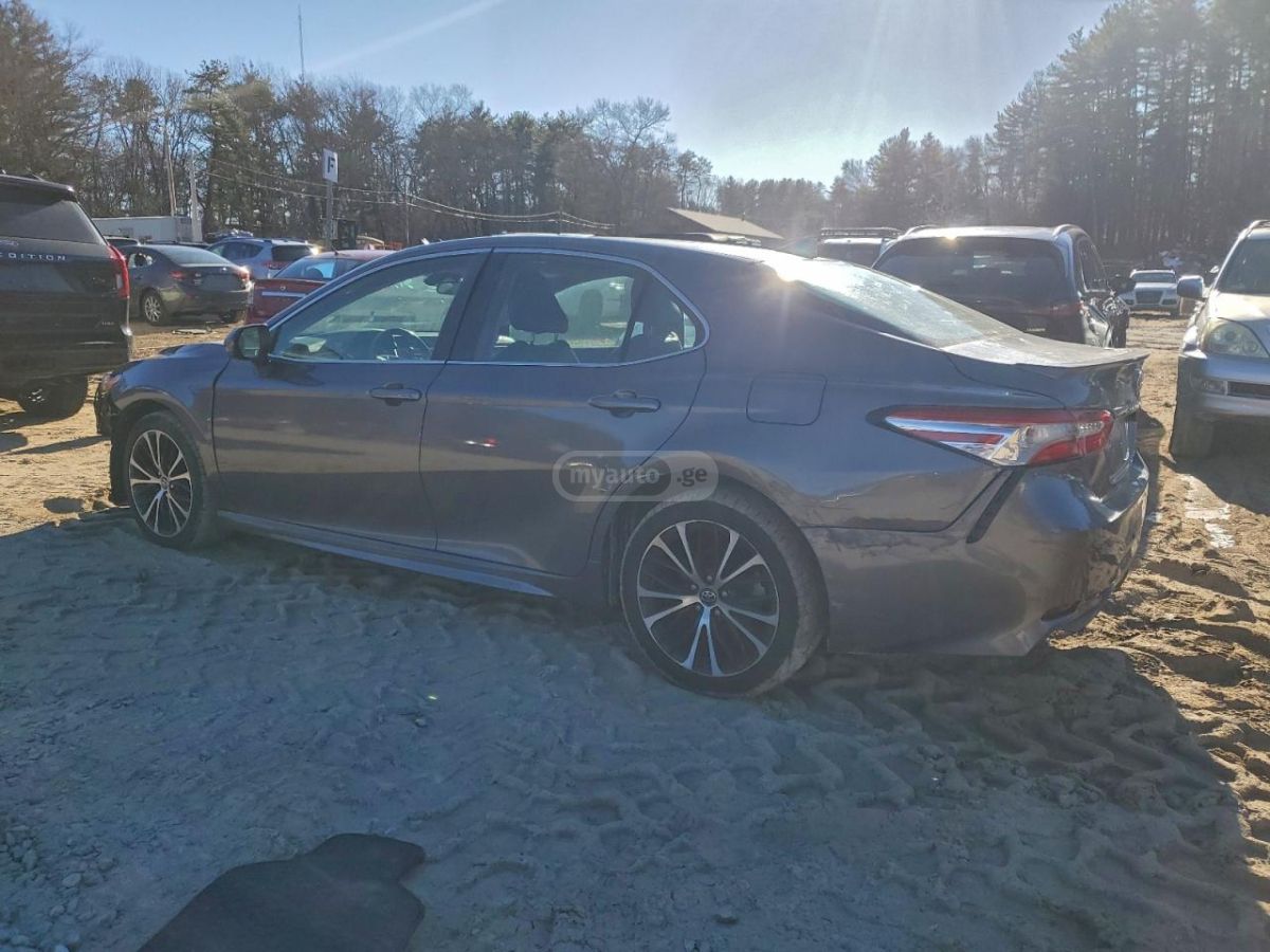 Toyota Camry 2020 — photo 2