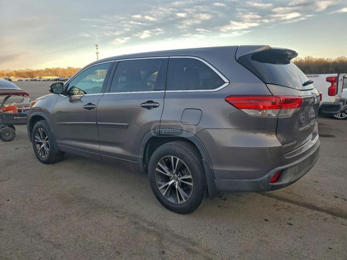 Toyota Highlander 2018 — photo 2