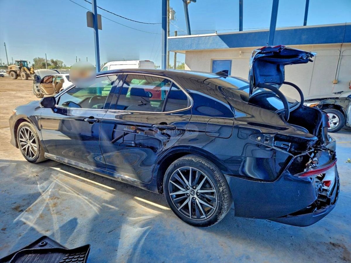 Toyota Camry 2022 — photo 2