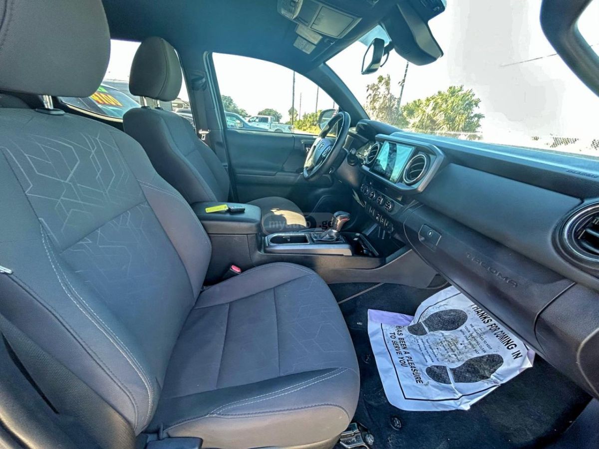 Toyota Tacoma 2018 — photo 2