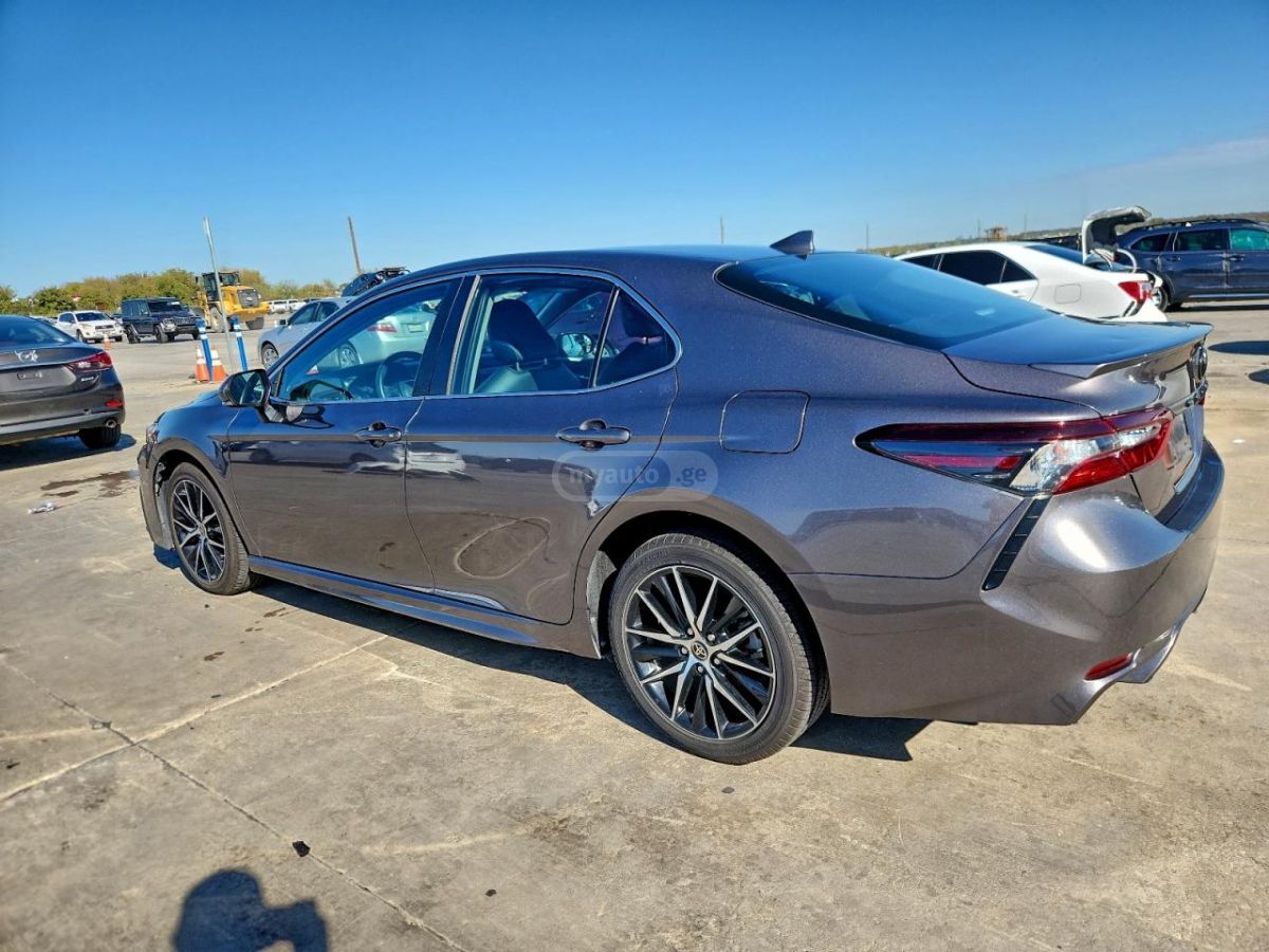 Toyota Camry 2022 — photo 2