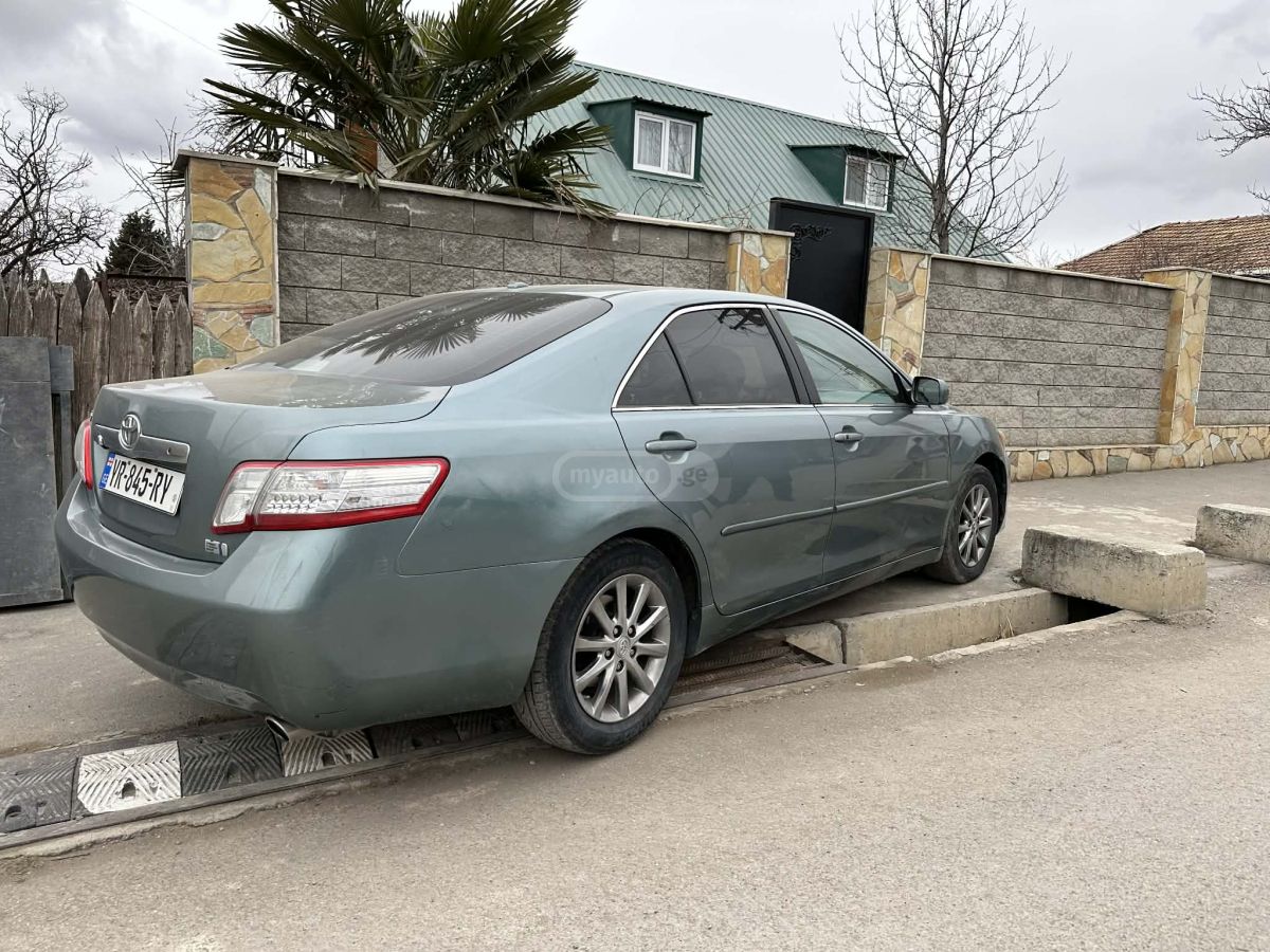 Toyota Camry 2010 — photo 2