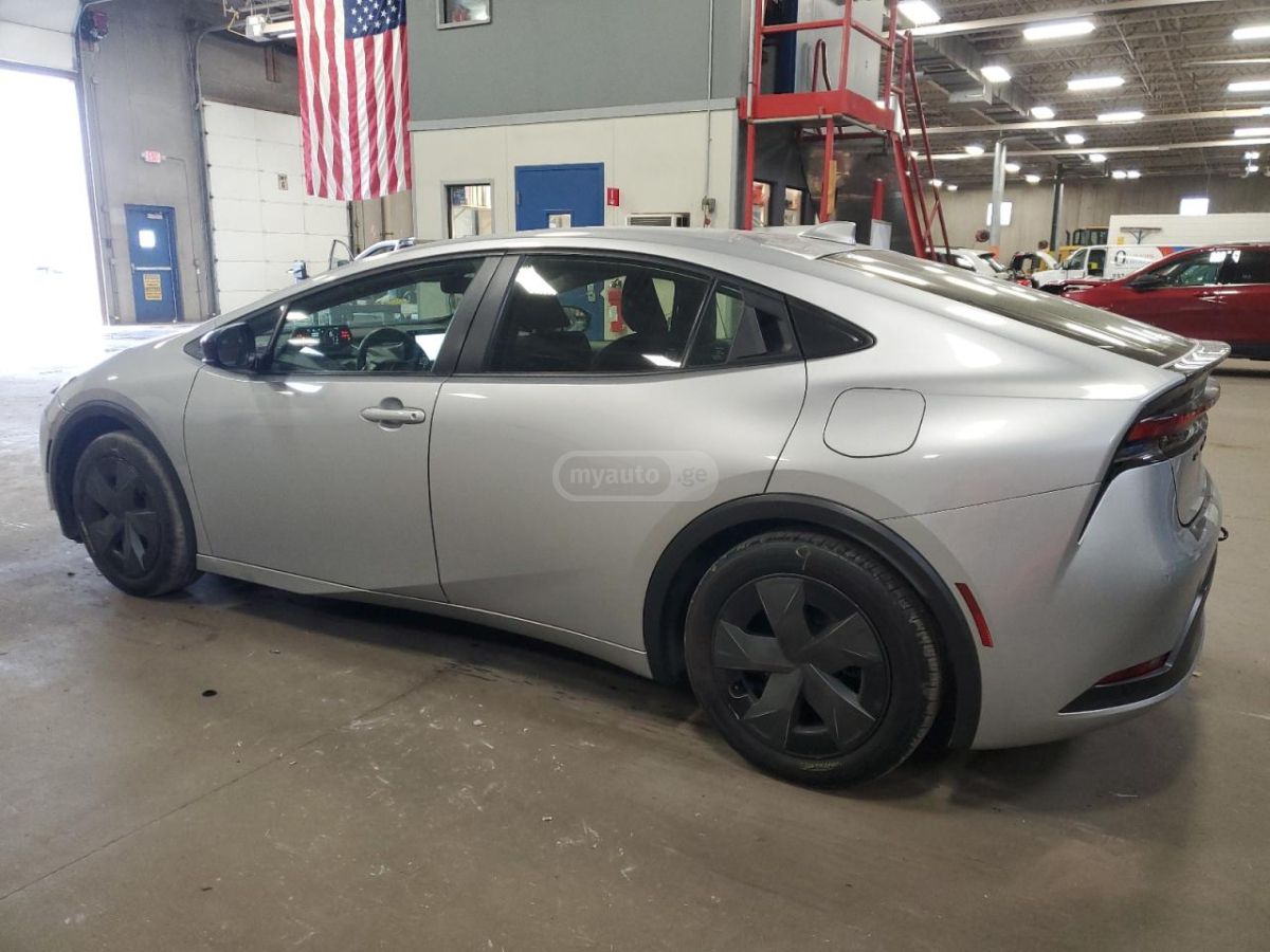 Toyota Prius 2024 — photo 2