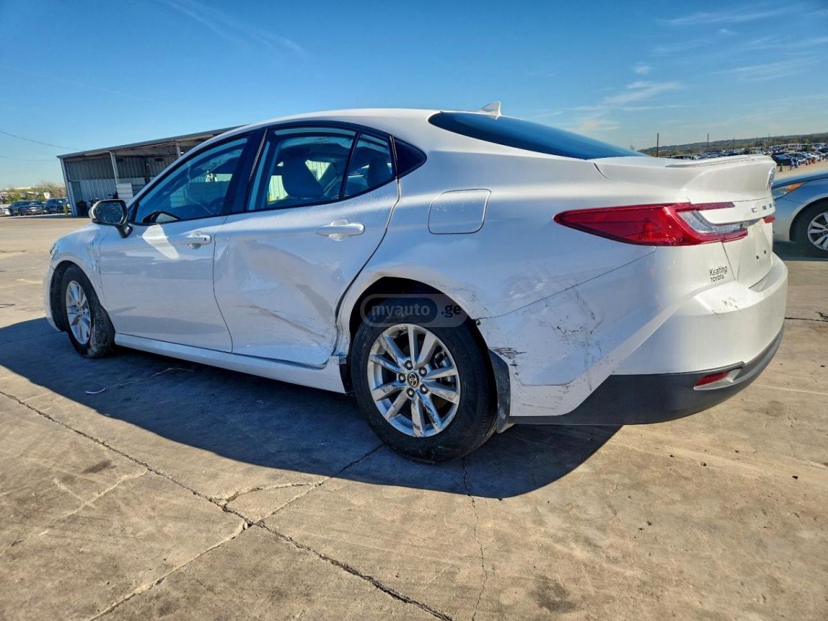 Toyota Camry 2025 — photo 2