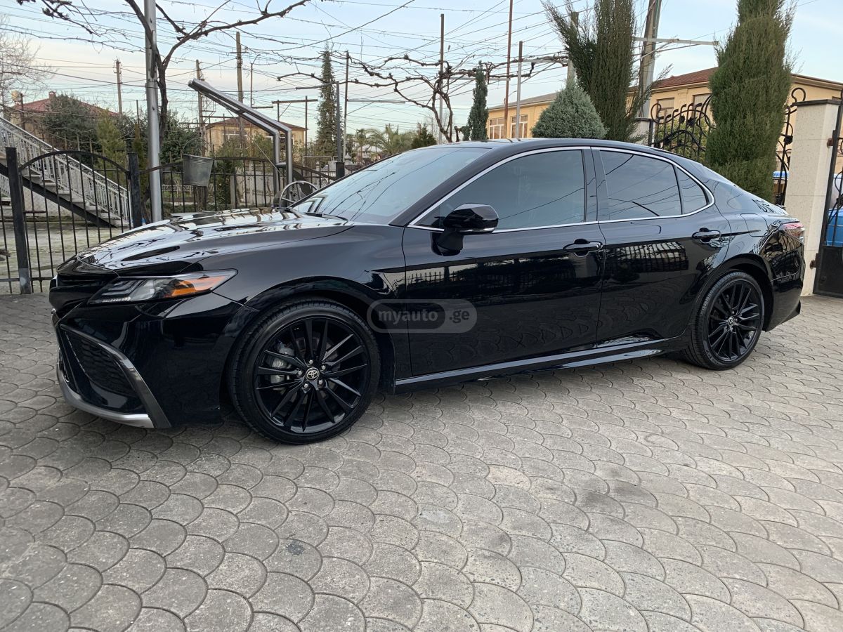 Toyota Camry 2021 — photo 2