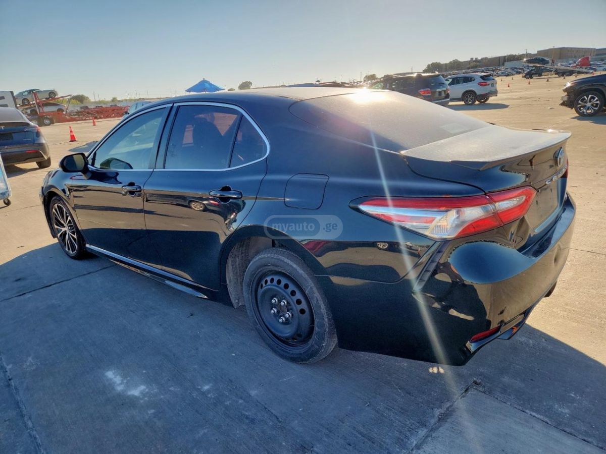 Toyota Camry 2018 — photo 2