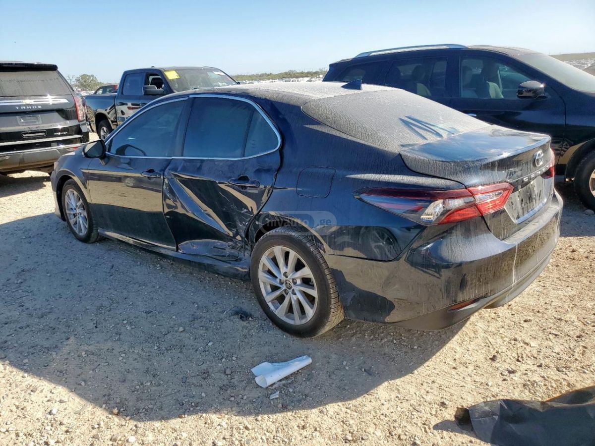Toyota Camry 2021 — photo 2