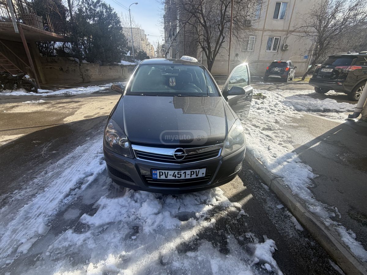 Opel Astra 2012 — photo 2