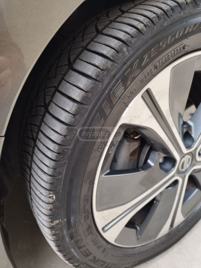 Nissan Leaf 2018 — photo 2