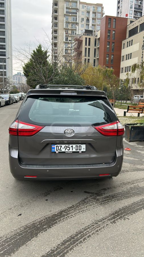 Toyota Sienna 2017 — photo 2