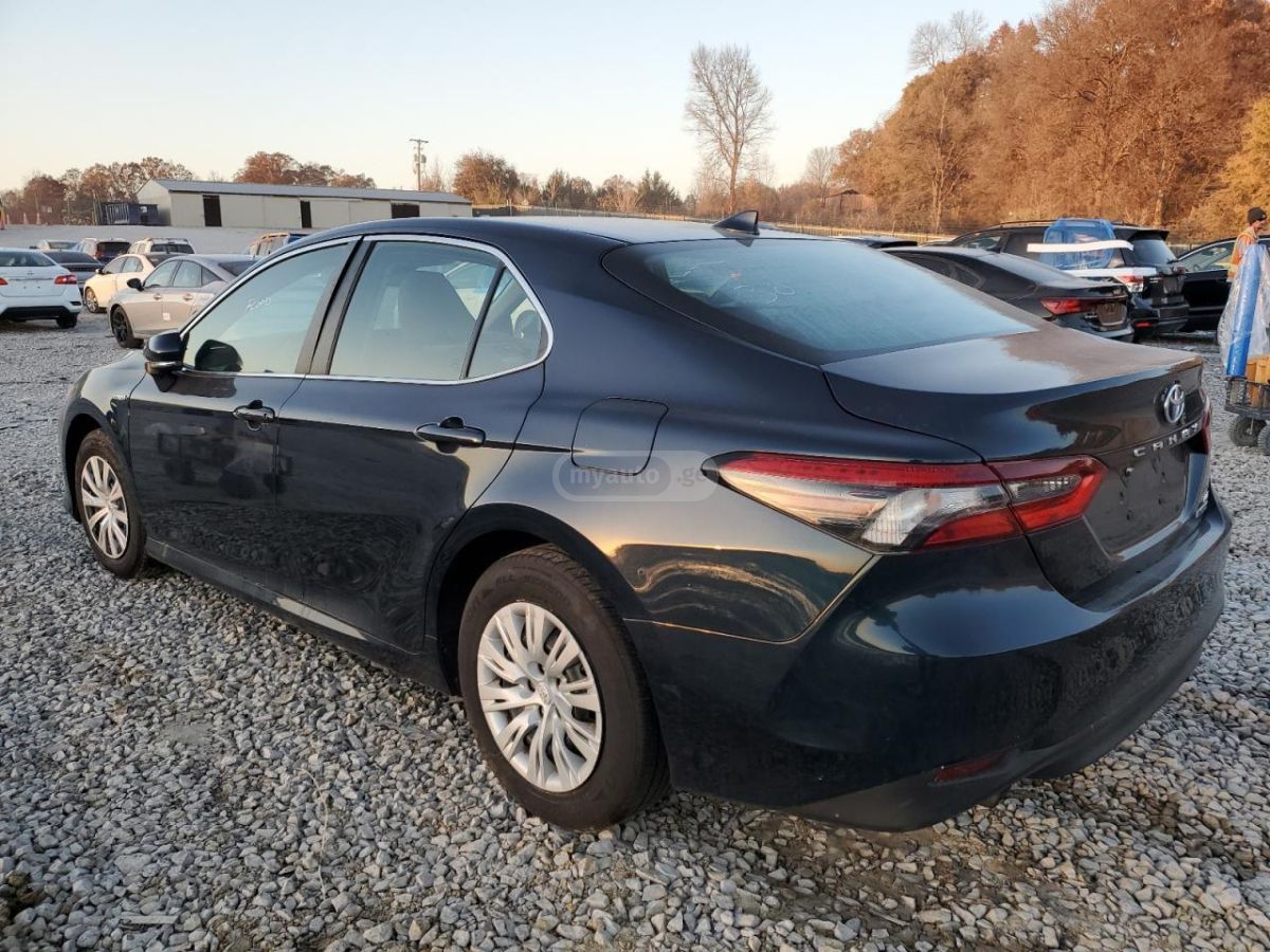 Toyota Camry 2021 — photo 2