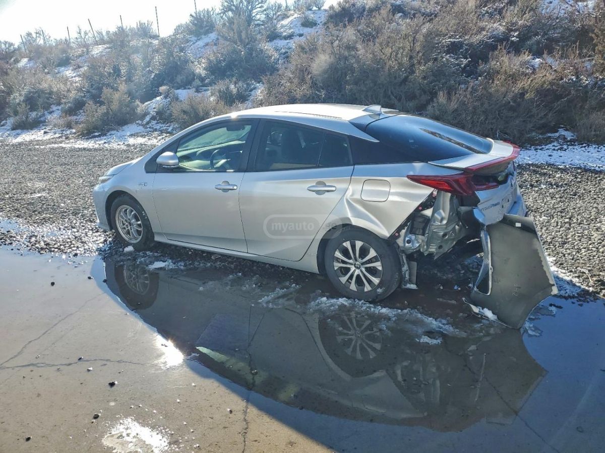 Toyota Prius 2021 — photo 2