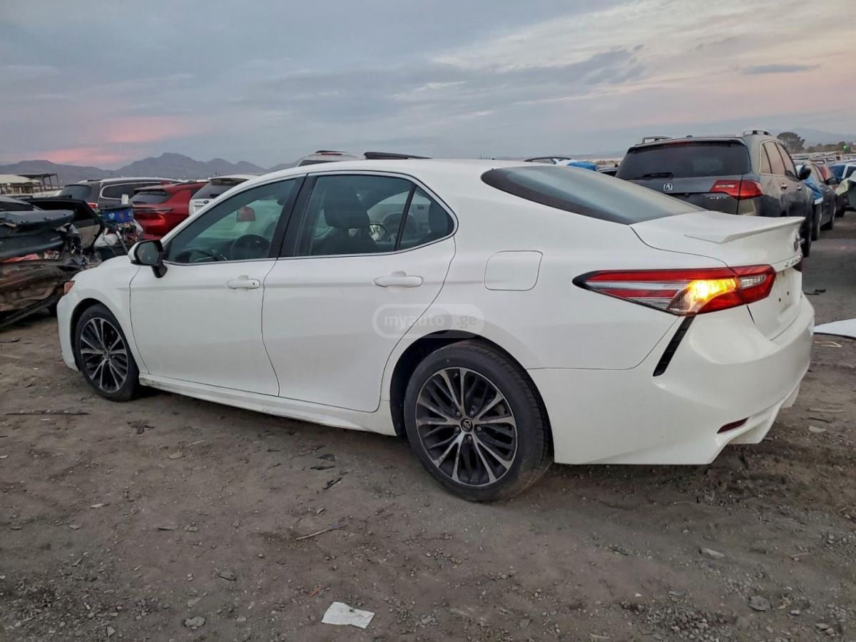 Toyota Camry 2018 — photo 2