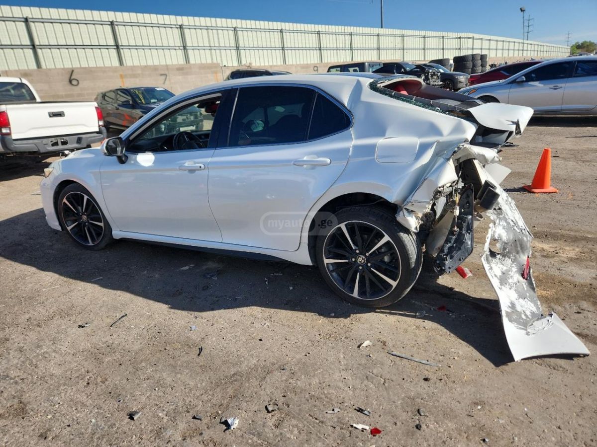 Toyota Camry 2020 — photo 2