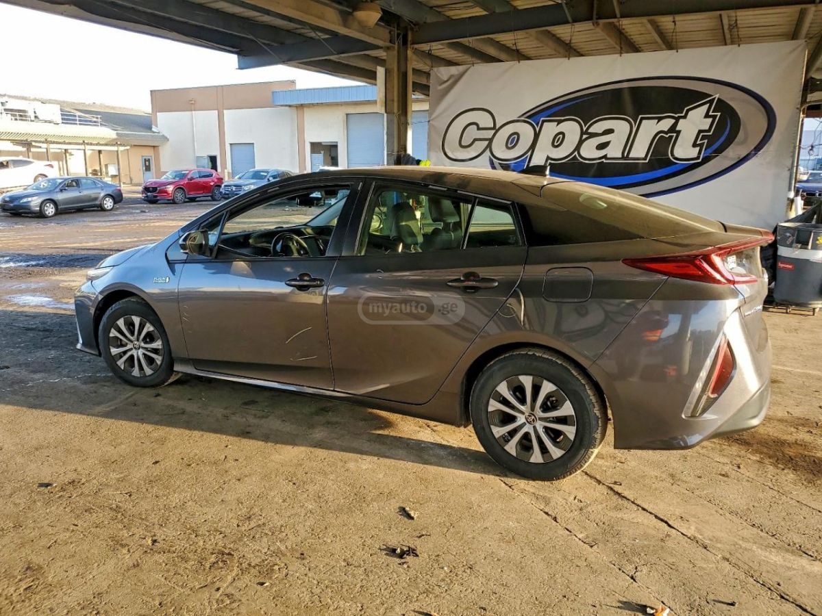 Toyota Prius 2021 — photo 2