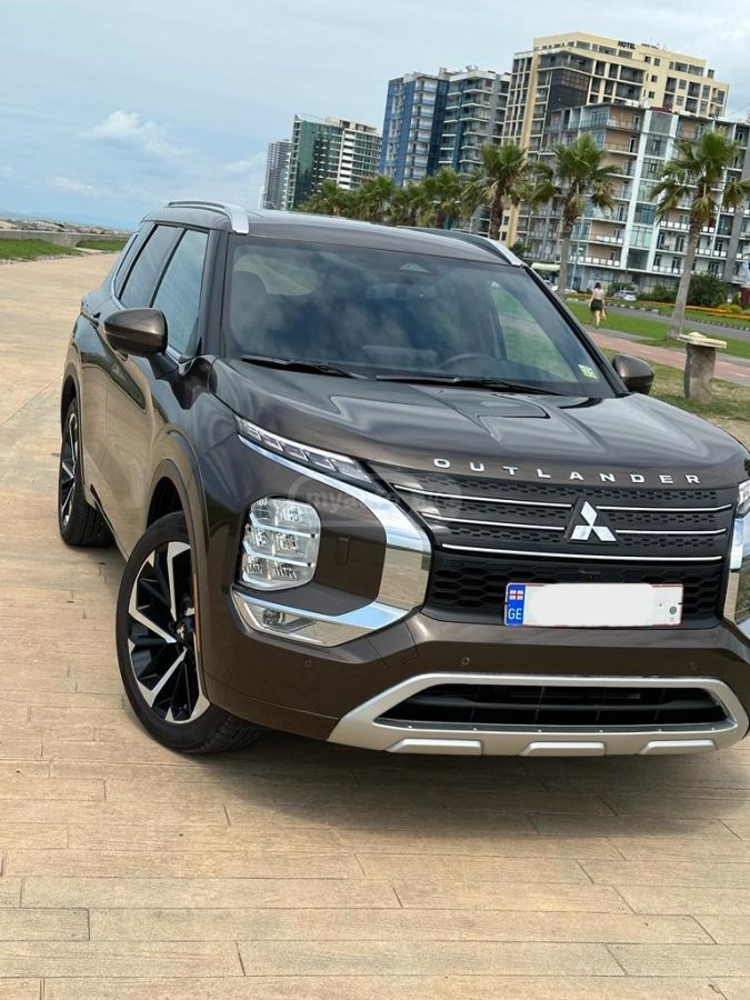 Mitsubishi Outlander 2022 — photo 2