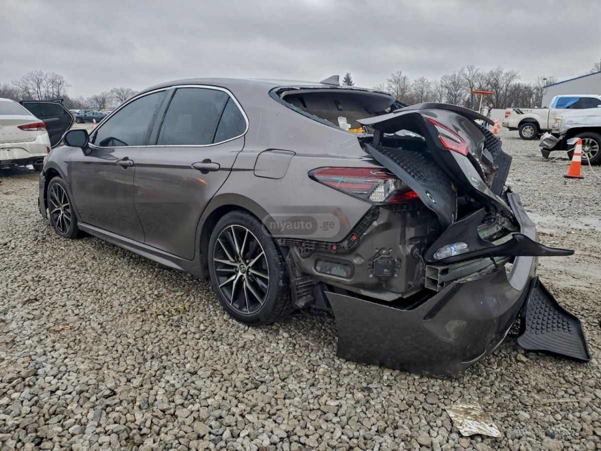 Toyota Camry 2021 — photo 2