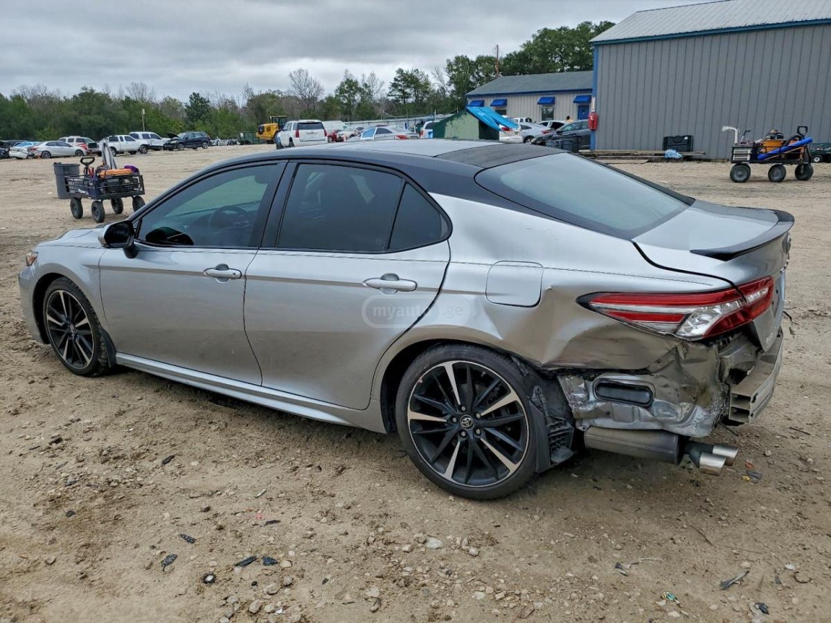 Toyota Camry 2018 — photo 2