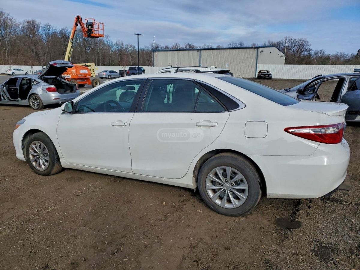 Toyota Camry 2017 — photo 2