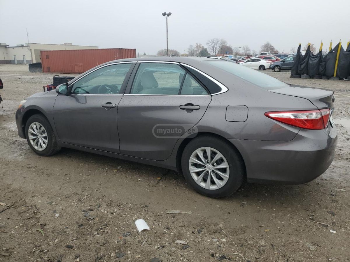 Toyota Camry 2016 — photo 2