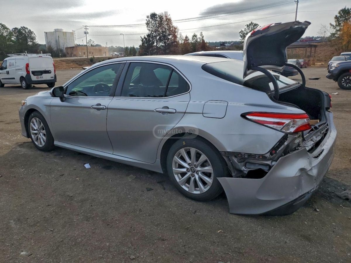 Toyota Camry 2018 — photo 2