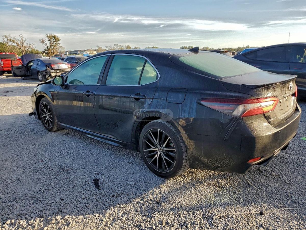 Toyota Camry 2023 — photo 2