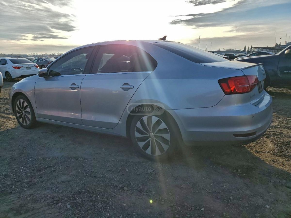 Volkswagen Jetta 2016 — photo 2