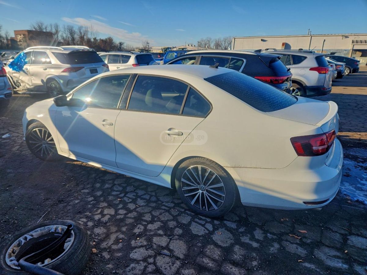Volkswagen Jetta 2016 — photo 2